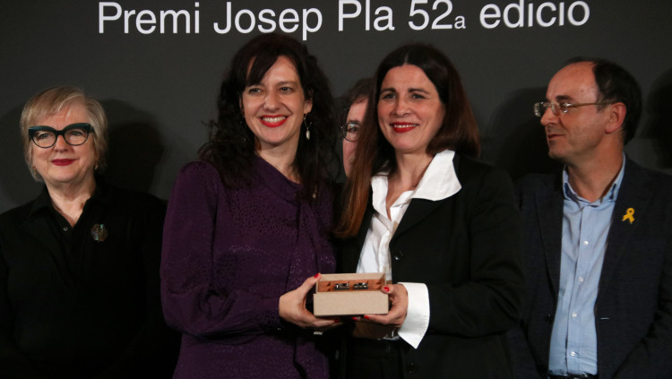 Pla curt de l'escriptora Laia Aguilar, la guanyadora del 52è Premi Josep Pla amb 'Pluja d'estels', rebent el guardó de part del jurat, el 6 de gener del 2020. Agència Catalana de Notícies