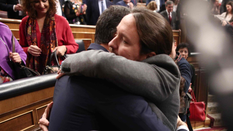Pedro Sánchez i Pablo Iglesias s'abracen una vegada s'ha consumat la investidura| Europa Press