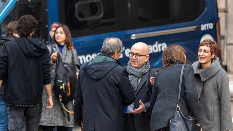 Quim Torra saluda els seus advocats, Gonzalo Boye i Isabel Elbal. Europa Press