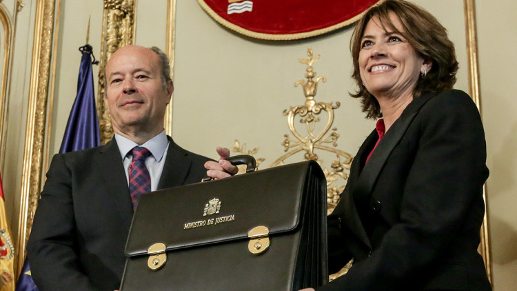 Juan Carlos Campo rep la cartera ministerial de Justícia per part de Dolores Delgado, la seua antecessora. Europa Press