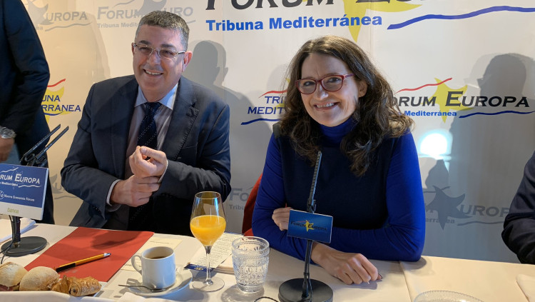 Enric Morera i Mónica Oltra, poc abans de l'inici de l'esmorzar informatiu organitzat pel Fórum Nueva Economía.