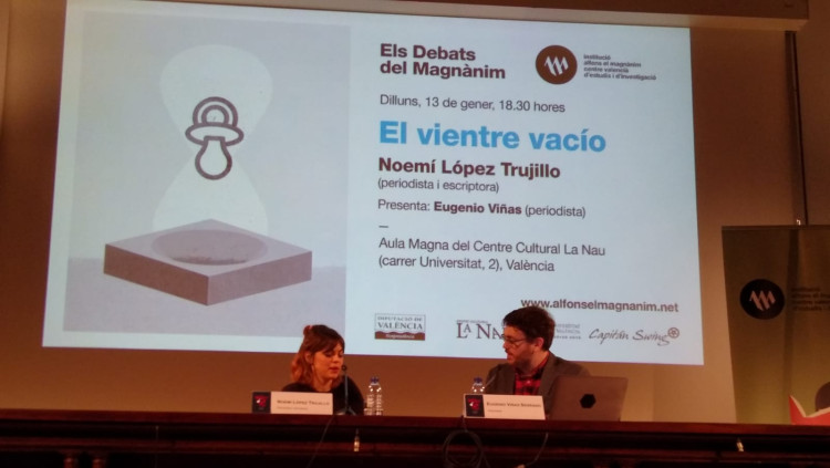 Els periodistes Noemi López Trujillo i Eugenio Viñas debateixen a La Nau| EL TEMPS