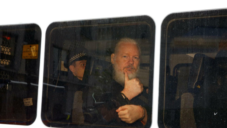 Julian Assange traslladat en un vehicle policial quan va ser detingut
