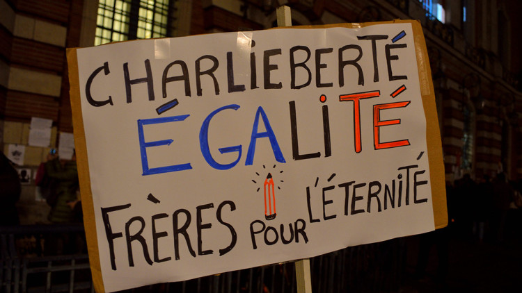 Cartell de suport a Charlie Hebdo en una manifestació a Tolosa