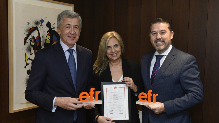 Xavier Coll, director general de Recursos Humans i Organització de CaixaBank; Clara Boada, directora de Cultura, Igualtat i Diversitat de l’entitat; Rafael Fuertes, director general de la Fundació Más Familia, durant l’entrega del guardó.