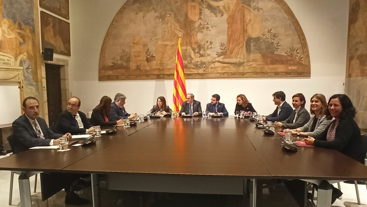 Els participants en la taula de partits es fotografien abans de la reunió. Europa Press