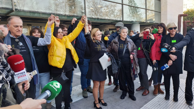 Les víctimes celebren la condemna judicial a les portes de la Ciutat de la Justícia de València| Europa Press