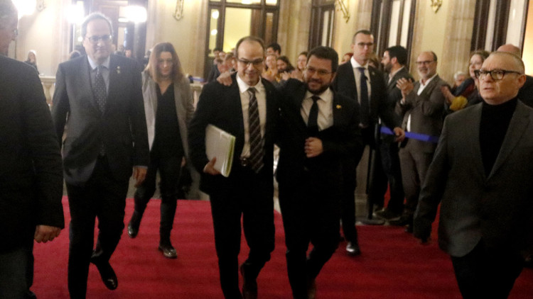 Jordi Turull puja les escales del Parlament acompanyat dels presidents Quim Torra i Roger Torrent. Agència Catalana de Notícies