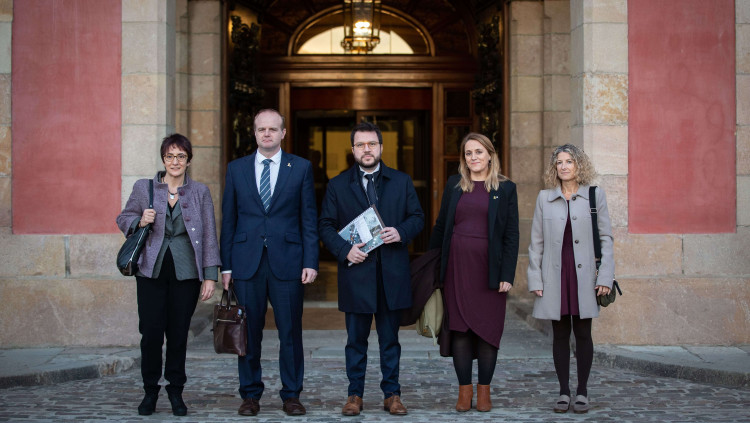 La secretària d'Hisenda, Marta Espasa; el secretari general de vicepresidència d'Economia i Hicenda, Albert Castellanos; el vicepresident de la Generalitat, Pere Aragonès; la secretària d'Economia, Natàlia Mas ; i la directora general de Pressupostos, Anna Tarrach. Europa Press