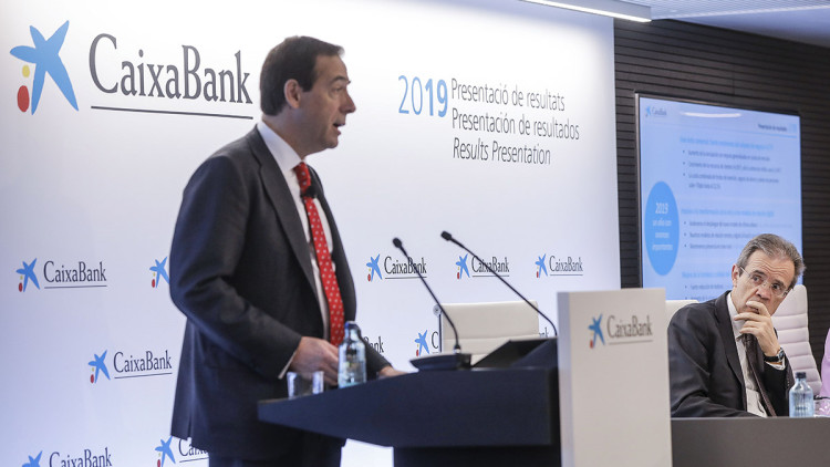 El conseller delegat de l'entitat, Gonzalo Gortázar, durant la seua intervenció en la presentació als mitjans dels resultats de l'exercici 2019 de CaixaBank a València. Europa Press