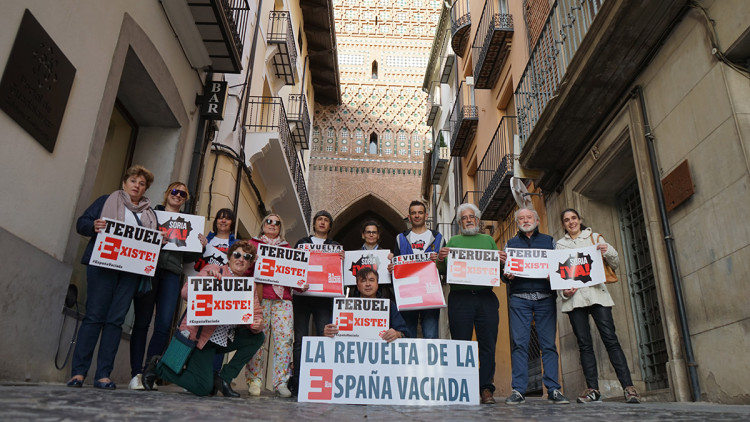 Membres de Teruel Existe (amb Tomás Guitarte en primer línia, agenollat) preparats per participar a Madrid en la manifestació per l’Espanya buidada.. Teruel Existe
