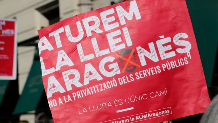 Cartell de protesta contra la Llei Aragonès. Agència Catalana de Notícies