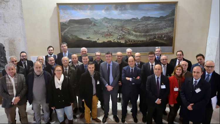Personalitats de la societat civil amb el president de les Corts, Enric Morera, l'anterior legislatura. Aleshores, la petició de les Corts per reformar la Constitució s'estroncà per l'avançament electoral valencià.