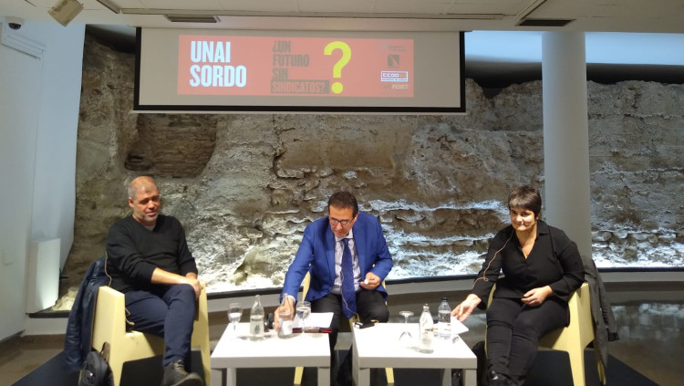 Unai Sordo, secretari general de CCOO; el periodista Julio Monreal; i l'economista Carmen Castro a l'acte d'aquest dimarts a València| EL TEMPS