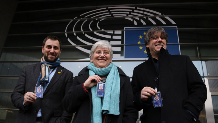 Clara Ponsatí amb la credencial d'eurodiputada amb Carles Puigdemont i Toni Comín. Agència Catalana de Notícies