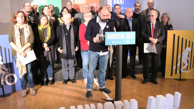 Signants del manifest 'Amnistia ara!' que impulsa Òmnium, a l'Arts Santa Mònica de Barcelona el 5 de febrer de 2020. Agència Catalana de Notícies