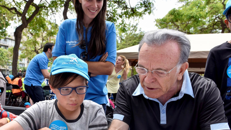 El president de la Fundació Bancària “la Caixa”, Isidre Fainé, en un acte de voluntariat amb infants.