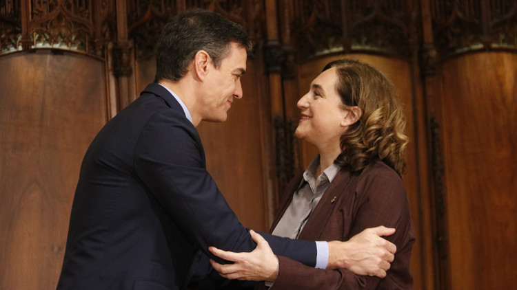 Ada Colau i Pedro Sánchez se saluden a Barcelona. Agència Catalana de Notícies