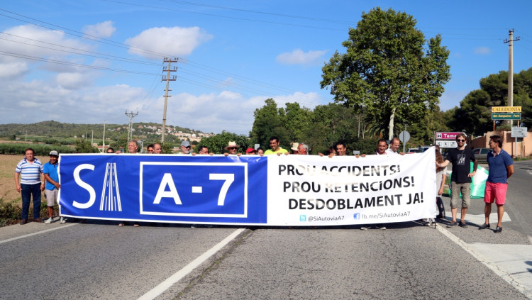 Tall de l’N-340 a les Terres de l’Ebre per reclamar, el 2018, el desdoblament i conversió d’aquesta via en l’A-7. Posteriorment s’obligaria al transport pesant a circular per l’AP-7 per tal de reduir la sinistralitat.. ACN