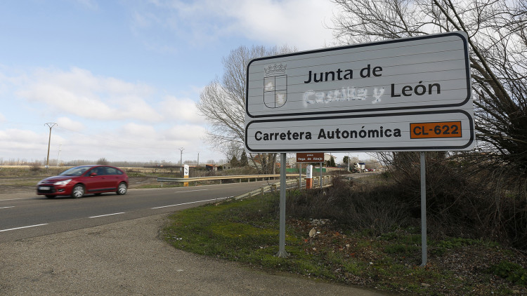 Als senyals de la província de Lleó és usual que les referències a Castella hagen estat esborrades o directament ratllades pels detractors de lautonomia en vigor.. F. Otero Perandones