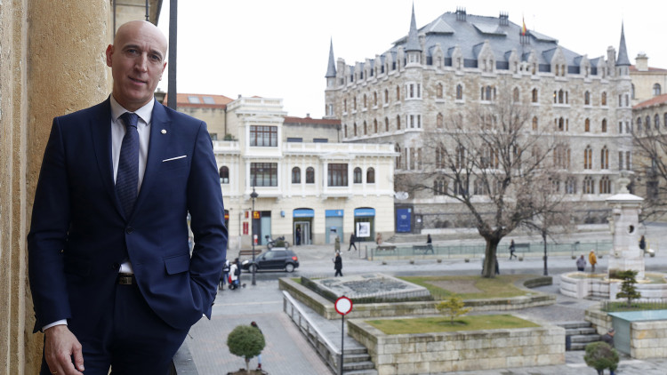L'alcalde de Lleó, José Antonio Díez Díaz, fotografiat al balcó del seu despatx, amb la gaudiniana Casa Botines a la seua esquena.. F. Otero Perandones