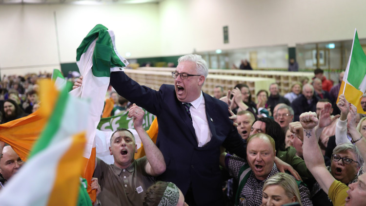 Un seguidor del Sinn Féin celebra el resultat electoral. Europa Press
