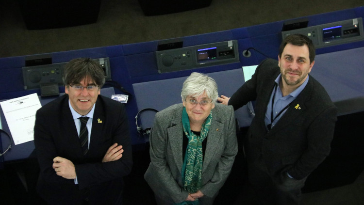 Clara Ponsatí posa al Parlament Europeu amb Carles Puigdemont i Toni Comín. Agència Catalana de Notícies