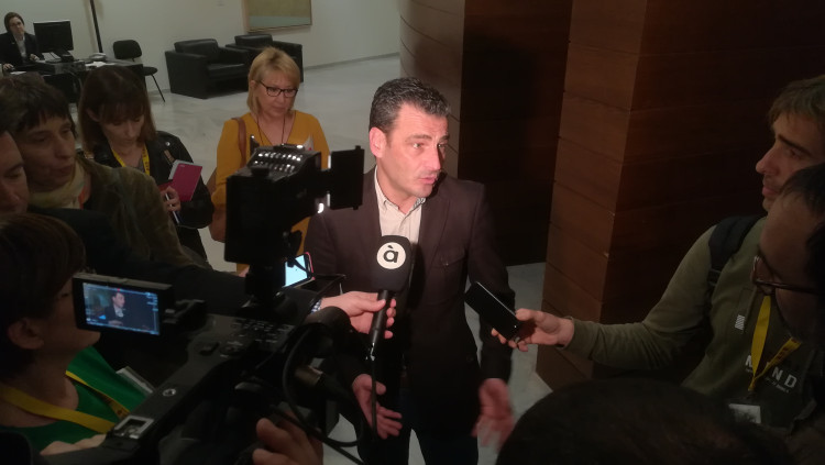 Alfred Costa atén els mitjans de comunicació a l’eixida de la comissió parlamentària en què ha estat ratificat com a director general d’À Punt.