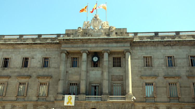 Llaç groc a la balconada de l'Ajuntament de Barcelona. Agència Catalana de Notícies