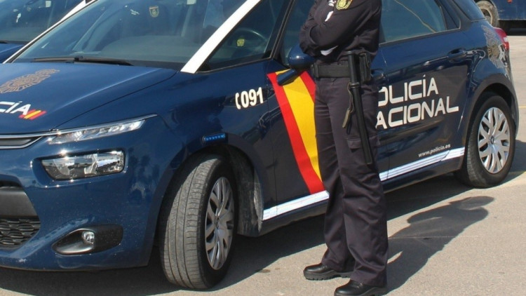 Un cotxe de la policia espanyola junt amb un agent| Europa Press