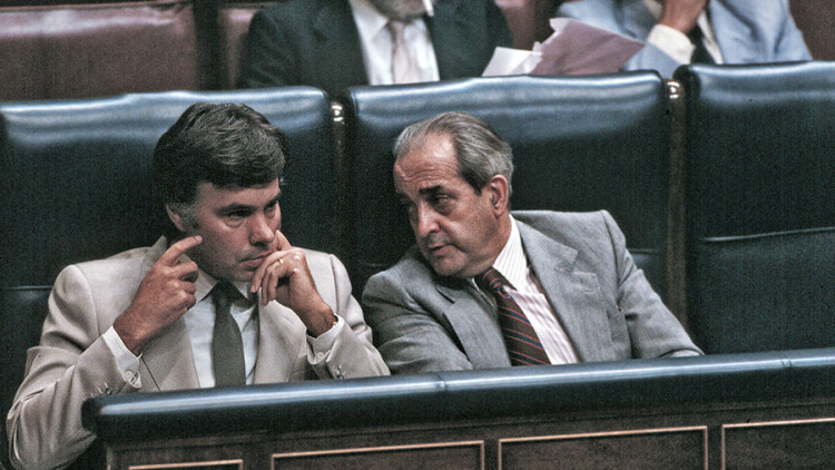 Fernando Morán seu al costat de Felipe González al Congrés dels diputats l'any 1998. Europa Press