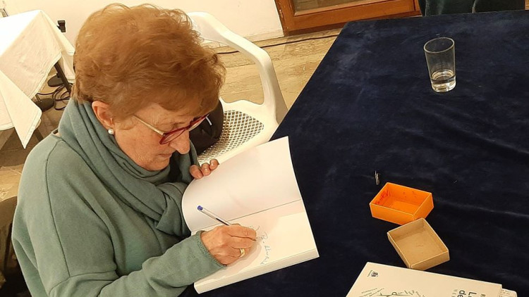 Rosa Serrano, signant exemplars en Ca Revolta