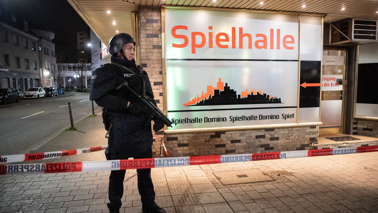 La policia acordona una de les zones en què es va produir l'atemptat ultradretà de Hanau. Europa Press