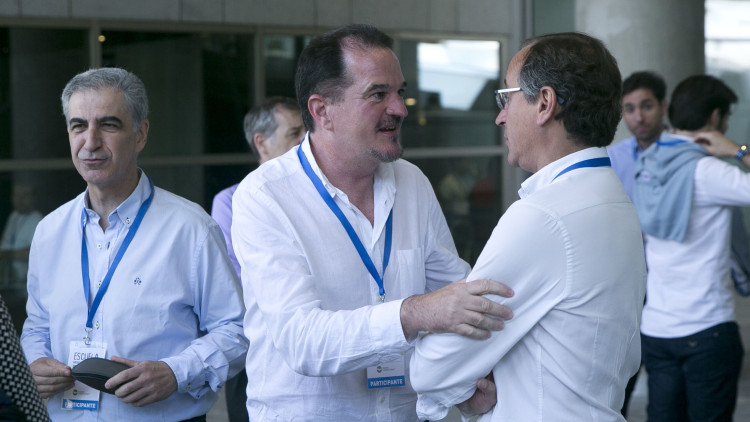 Carlos Iturgaiz saluda Alfonso Alonso, a qui ha substituït, per ordre directa de Pablo Casado, com a candidat a lehendakari. Agència Catalana de Notícies