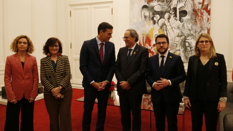 Meritxell Batet, Carmen Calvo, Pedro Sánchez, Quim Torra, Pere Aragonès i Elsa Artadi en la cimera de Pedralbes de desembre de 2018. Agència Catalana de Notícies