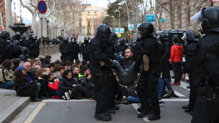Un jove és desallotjat per agents dels Mossos d'Esquadra davant del TSJC, el 23 de febrer de 2018. ACN - Andrea Zamorano