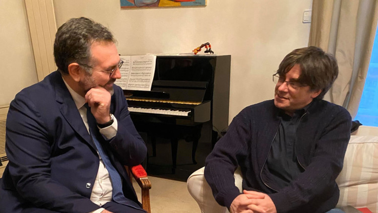 Romain Grau, de la República en Marxa, rep el president Puigdemont al seu domicili. © Sí al País Català