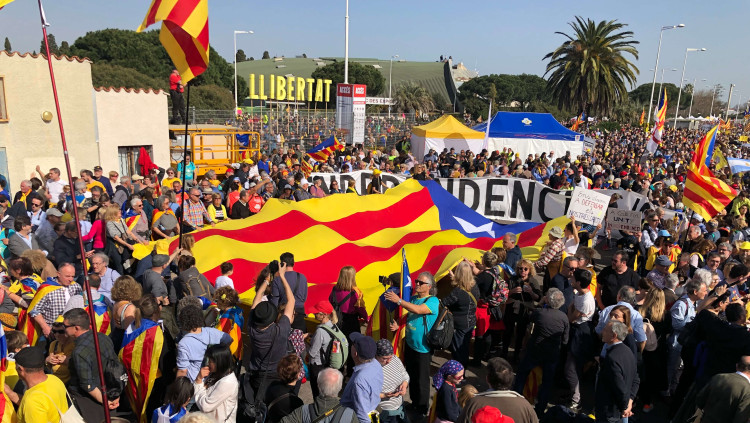 La gent es reuneix a Perpinyà per rebre Puigdemont, Comín i Ponsatí. Agència Catalana de Notícies