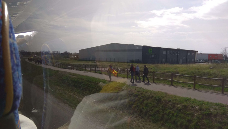 Un grup de gent abandona l'autobús i intenta arribar a peu a l'acte del Consell per la República a Perpinyà. El Temps