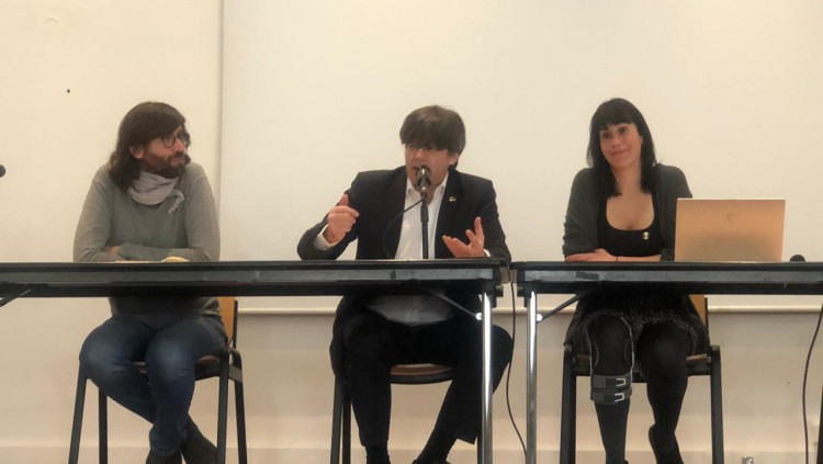 Carles Puigdemont presideix la sessió amb Guillem Fuster i Aurora Madaula