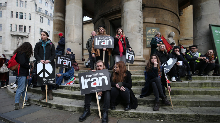 Manifestants es reuneixen per a la manifestació de la Campanya pel Desarmament Nuclear contra una possible guerra amb l'Iran a les portes de la BBC. Europa Press
