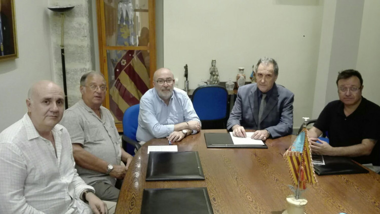 Manuel Alcaraz, tercer des de l’esquerra, firma com a conseller de Transparència un pacte amb la RACV, entitat secessionista.