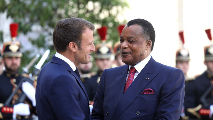 Denis Sassou-Nguesso, president del Congo, saluda Emmanuel Macron, president francès. Der Spiegel
