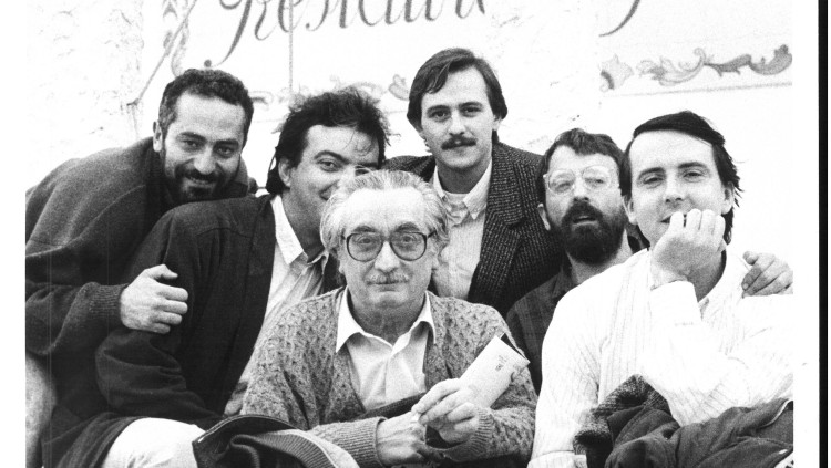 D’esquerra a dreta: el fotògraf Rafa Gil, Paco Sellés i els periodistes Miquel Alberola, Vicent Martí i Carles Gàmez amb l’assagista Joan Fuster a Cullera, l’any 1986.. Rafa Gil