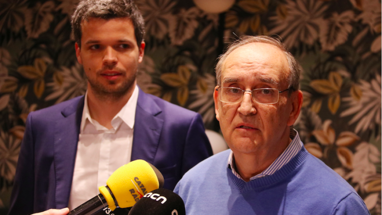 El portaveu d'El País de Demà, Toni Garrell, i Adrià Aldomà, atenen els mitjans de comunicació després de la reunió del grup, aquest dissabte 7 de març de 2020. ACN