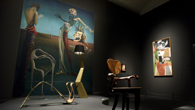 Vista general de l’exposició amb obres de Dalí, Gaudí, Man Ray i Lee Miller.