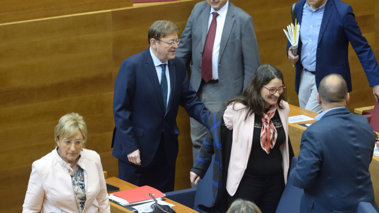 Ximo Puig i Mónica Oltra, Rubén Martínez Dalmau (d'esquena) la titular de Sanitat, Ana Barceló, a la seua entrada a l'hemicicle.
