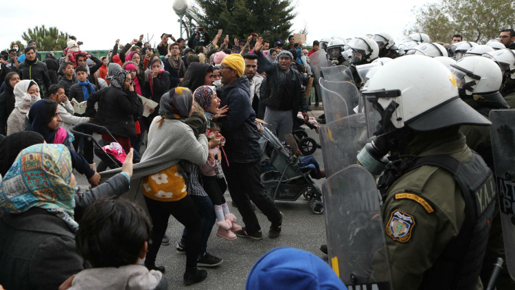 La policia grega carrega contra els refugiats de Lesbos. Der Spiegel