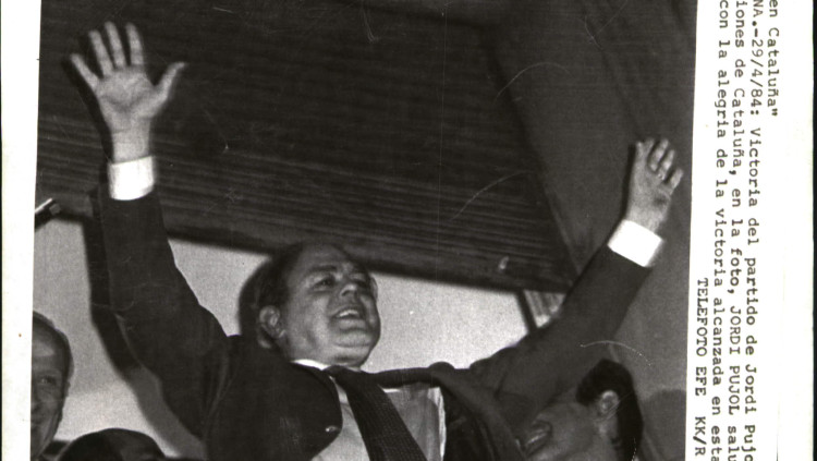 Jordi Pujol celebra la victòria electoral de 1988. Arxiu EL TEMPS