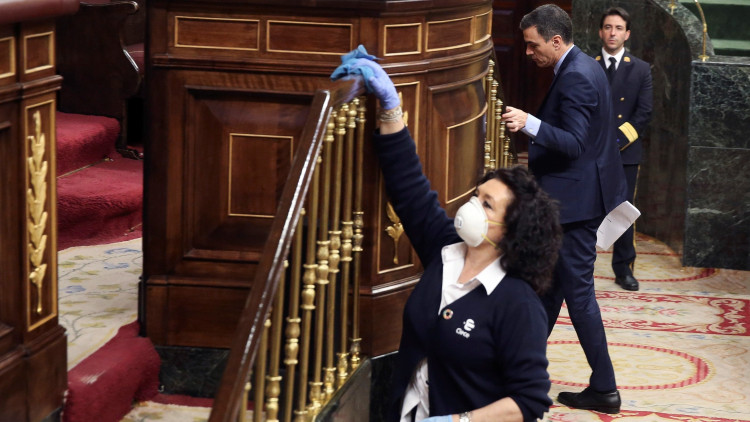 El president espanyol, Pedro Sánchez, puja a la trona mentre acaben de rentar-la després de la intervenció anterior.. Europa Press